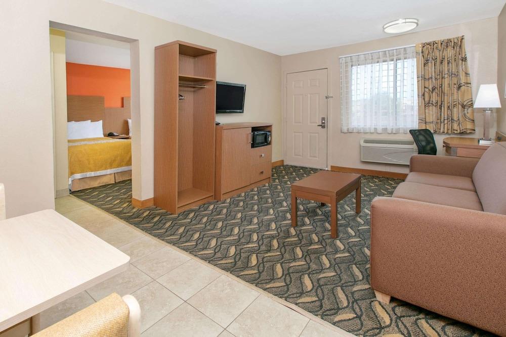 Days Inn & Suites By Wyndham Arlington Near Six Flags Екстер'єр фото